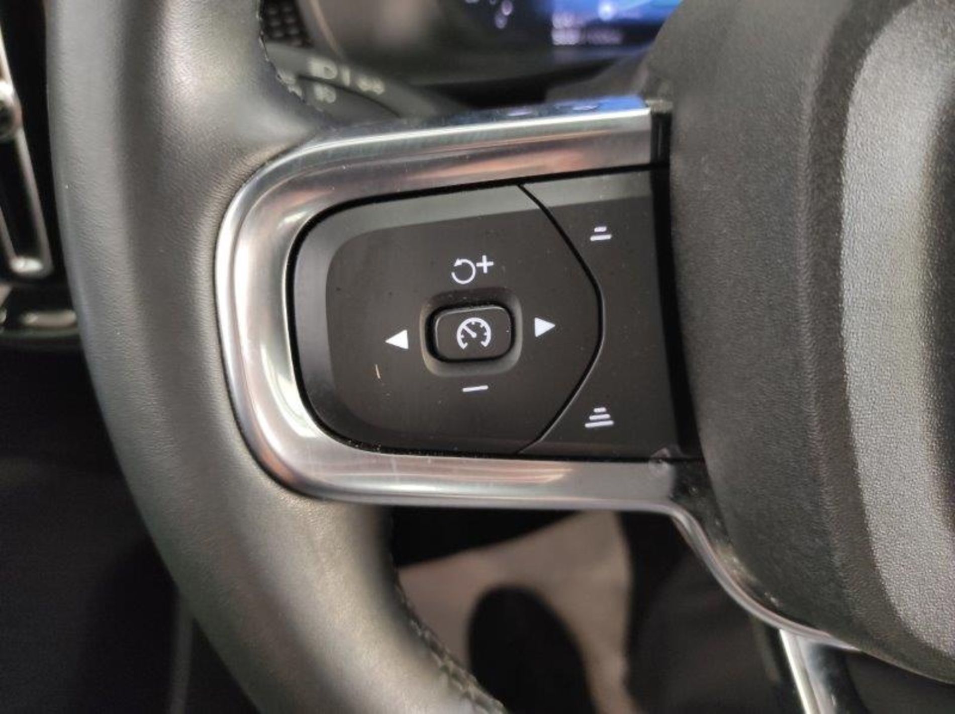 XC40 (2017-->) - XC40 B4 AWD automatico Ultimate Dark - Cozzi